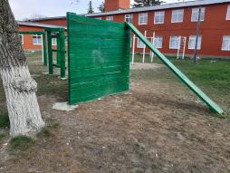 Открытый стадион широко профиля с элементами полосы препятствий