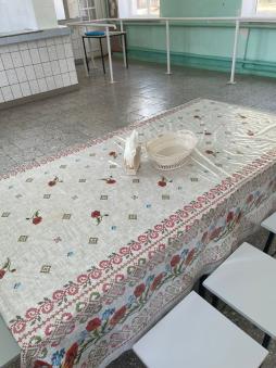 Стол обеденный, рассчитанный на посадку 8 студентов